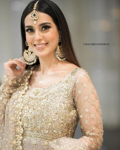 Minal Khan Wedding, Sara Dress, Minimal Makeup Look, Minal Khan, Stylish Actresses, Cute Quick Hairstyles, Iqra Aziz, Wedding Dress Outfit, Wedding Festivities