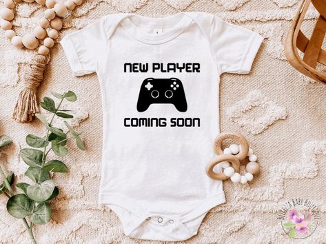 Baby Announcement Onsies Ideas, Gamer Baby Announcement, Gamer Pregnancy Announcement, Coming Soon Onesie, Pregnancy Announcement Outfit, Pregnancy Surprise, Announcement Outfit, Baby Surprise Announcement, Gamer Baby