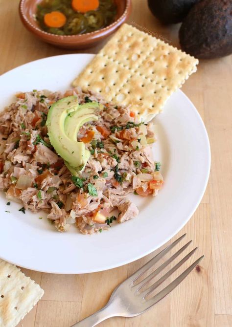 Atún a la Mexicana is a tasty and SPICY dish. It's so EASY and ready in 20 minutes with just enough heat to make you want more. By Mama Maggie's Kitchen Mexican Tuna Salad Recipe, Mexican Lunch, Tuna Fish Recipes, Canned Tuna Recipes, Canned Tuna, Tuna Salad Recipe, Lunch Idea, Spicy Tuna, Spicy Dishes