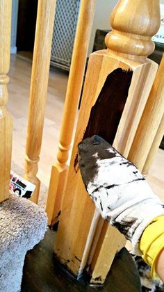 How to Refinish a wood banister with gel stain and chalk paint to a beautiful farmhouse staircase. #farmhouse #remodel #remodelingonabudget #diy #diyprojects Landing Railing Ideas, Farmhouse Banister, Diy Banister, Oak Banister Makeover, Banister Makeover, Stained Staircase, Painted Banister, White Railing, Wood Banister