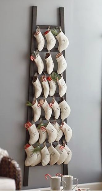 DIY Christmas Advent Calendar || Christmas decor, crafts and fun! Nikki's Plate Stocking Ladder, Christmas Advent Calendar Diy, Chocolate Advent Calendar, Calendar Christmas, Advent Calenders, Diy Calendar, Diy Advent Calendar, Navidad Diy, Advent Calendars