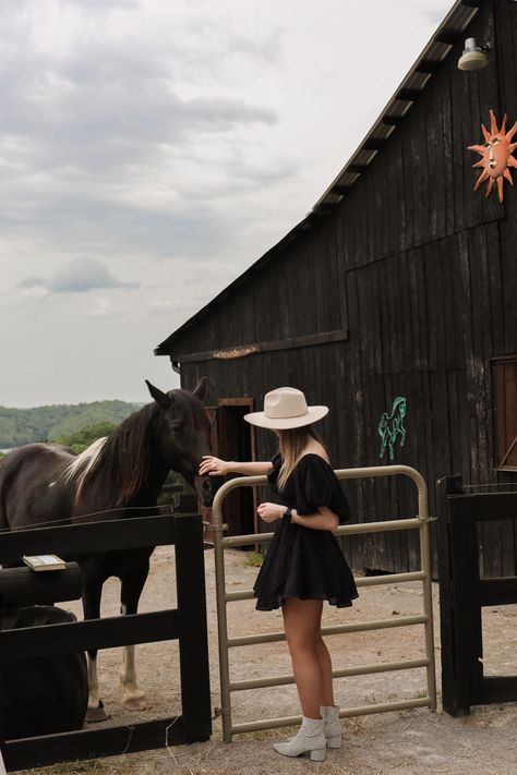 #aesthetic #fashion #country #tennessee #horses #bougie #lifestyle #pinterest #influencer #foryoupage Tenesse Girl Aesthetic, Bougie Lifestyle, Jonesborough Tennessee, Country Girl Aesthetic, Tennessee Girls, Country Girl, Country Girls, Aesthetic Fashion, Us Travel