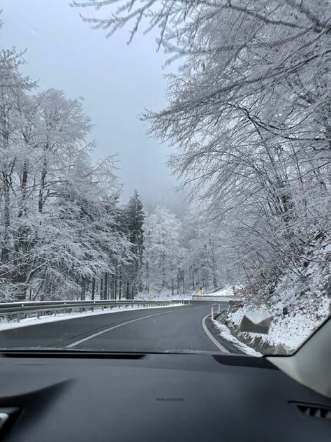 Winter Road Trip Aesthetic, Snow Trip Aesthetic, Romania Aestethic, Romania Mountains, Romania Trip, Photo Ski, Snowy Road, Winter Road, Winter Bucket List