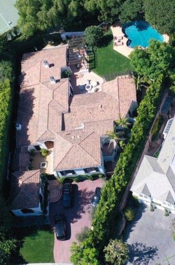 Kendall Jenner House, California Apartment, Kardashian Home, Jenner House, English Cottage Decor, Famous Houses, Beverly Hills Houses, Spanish Style Home, Winter Photoshoot