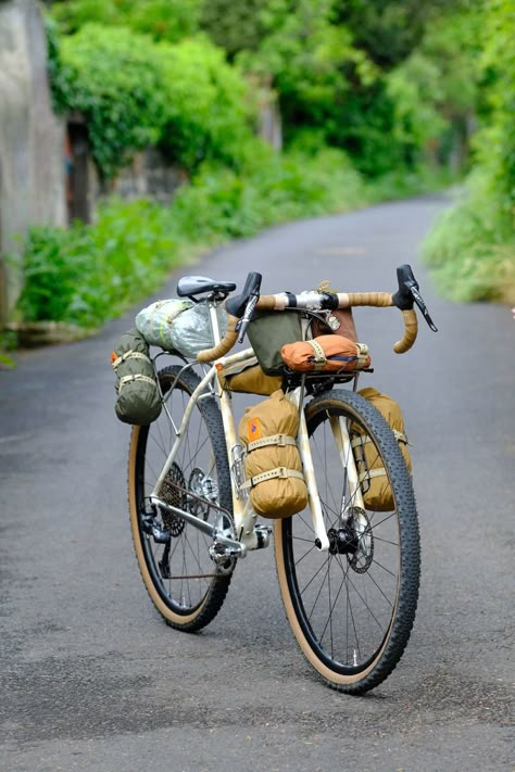 Bikepacking Outfit, Cool Bikes Bicycles, Bikepacking Bike Camping, Bike Packing Gear, Bikepacking Setup, Adventure Bike Cycling, Bike Touring Packing, Bike Touring Gear, Surly Bike