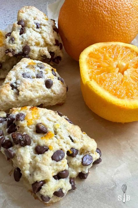 Orange Chocolate Scones Chocolate Chip Scones Recipe, Sweet Scones Recipe, Chocolate Scones Recipe, Irish Scones Recipe, Orange Scones Recipe, Best Scone Recipe, Mini Scones, Baking Scones, Chocolate Chip Scones