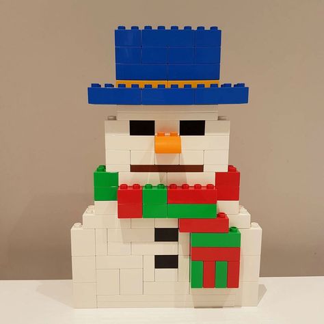 Hier siehst du einen Schneemann aus LEGO® Duplo, der uns von BRICKaddict.de gefällt! Lego Christmas Ornaments, Deco Lego, Lego Christmas Tree, Carl Y Ellie, Lego Challenge, Lego Education, Diy Lego, Lego Club, Lego Christmas