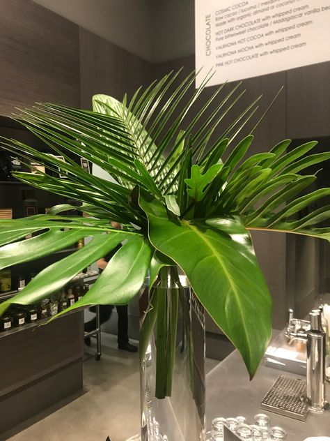 Monstera Floral Arrangements, Monstera Arrangement, Boho Wedding Colors, Tropical Floral Arrangements, Tropical Flower Arrangements, Greenery Arrangements, Large Flower Arrangements, Ikebana Flower Arrangement, Flower Vase Arrangements