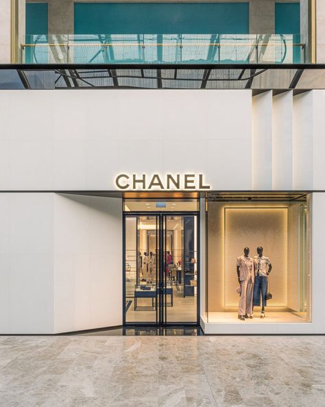 One of Bahrain’s most prestigious shopping destinations, the Marassi Galleria mall (@marassigalleria), now has another designer jewel in its crown: the first ever Chanel (@chanelofficial) boutique in Bahrain. Designed by New York architect Peter Marino (@petermarinoarchitect), Chanel’s longtime collaborator on its boutique interiors, the store presents a new perspective on the brand’s familiar codes. A striking façade in black marble, white stone and mirrored glass evokes its signature clean... Boutique Interiors, Store Facade, Galleria Mall, Mall Stores, Storefront Design, High Fashion Branding, Mall Design, Chanel Store, Boutique Interior