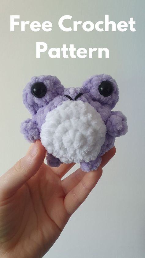 A cute small crochet frog free pattern Crochet Frog Free Pattern, Easy Small Crochet, Crochet Project For Beginners, Crochet Frog Pattern, Amigurumi Frog, Chunky Yarn Crochet, Yarn Animals, Crochet Project Free, Scrap Yarn Crochet