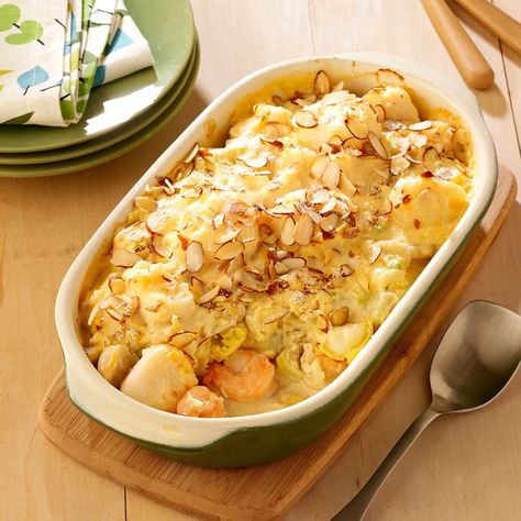 Baked Seafood Casserole, Fish Casserole, Seafood Casserole Recipes, Shrimp Casserole, Coquille Saint Jacques, Scallop Recipes, Seafood Dinner, Casserole Recipe, Fish Dishes