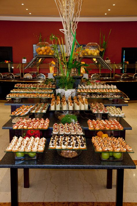 Shower Food Table Display, Sushi Bar Wedding, Triangle Sandwiches, Food Table Display, Baby Shower Food Table, Wedding Canapes, Sushi Buffet, Food Display Table, Drink Stations