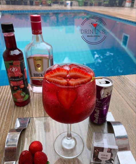 📍Ingredientes:👇 . . . . . . . . . * 50Ml Gin @ginrocksoficial * 200Ml Redbull Sabor Açaí * 30Ml Xarope De Morango 🍓@dilutepremium_oficial * 2 Morango Fatiados Em Coração ❤️ * 1 Porção De Flor de Hibisco * 1 Morango No Palito 🍓 * Gelo . . . . . . . . . * Em Uma Taça Previamente Gelada, Adicione A Porção De Hibisco, O Gin, O Xarope De Morango, Mexa Para Harmonizar, Aí Adicione O Gelo, Aí Adicione Os Morangos Fatiados, Complete Com O Redbull Sabor Açaí, Mexa Suavemente De Baixo Par Mixed Drinks Alcohol, Gin And Tonic, Mixed Drinks, Punch Bowl, Strawberries, Rose Wine, Gin, Alcoholic Drinks, Food And Drink