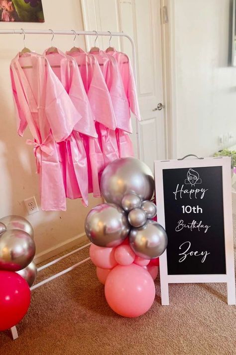 Check out this pretty spa-themed sleepover! The robes are so cool! See more party ideas and share yours at CatchMyParty.com Preppy Slumber Party, Spa Day Birthday Party, Spa Day Birthday, Spa Event, Spa Party Robes, Girls Pamper Party, Spa Sleepover Party, Spa Day Party, Girl Birthday Party Favors