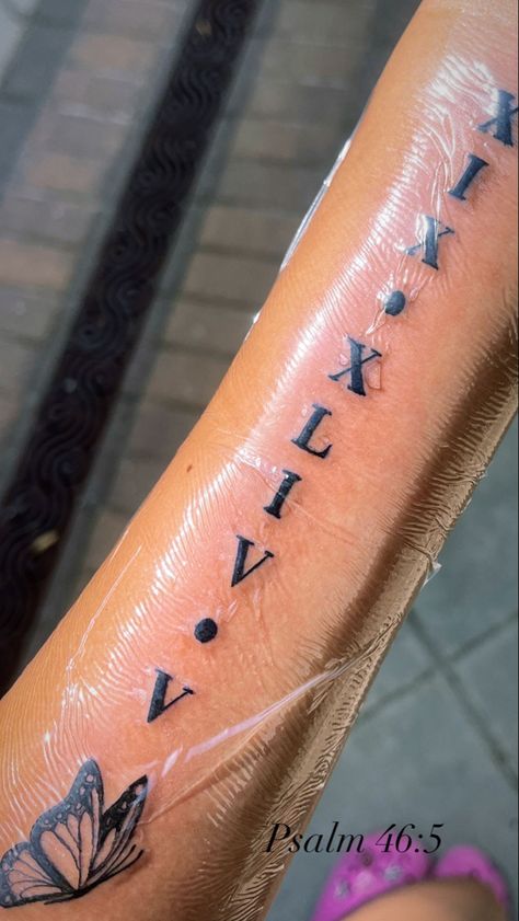 Cute Forearm Tattoos For Black Women, Y2k Forearm Tattoos, Butterfly Tattoo With Roman Numerals, Small Tattoo Black Women, Girl Forearm Tattoos Black Women, Ways Tattoo Jhene Aiko With Butterfly, On Hand Tattoo, Tattoo Black Women, Hispanic Men