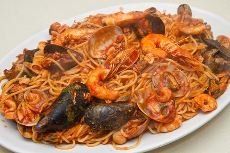 Gli Spaghetti allo Scoglio sono un primo piatto di pesce tipico della tradizione italiana che si possono preparare in due versioni differenti: con il pomodoro oppure senza (in bianco). Oggi vedremo insieme come preparare degli Spaghetti con Sugo allo Scoglio Rosso! Slow Cooker Fish Recipes, Cajun Fish Recipes, Pasta Appetizers, Asian Fish Recipes, Seafood Pasta Recipes, Food F, Food Club, Linguine, Keto Snacks