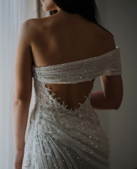 Head Peice, Dresses Couture, Off White Dresses, Back Details, French Lace, Bridal Veil, Beaded Dress, Wedding Trends, Bridal Looks