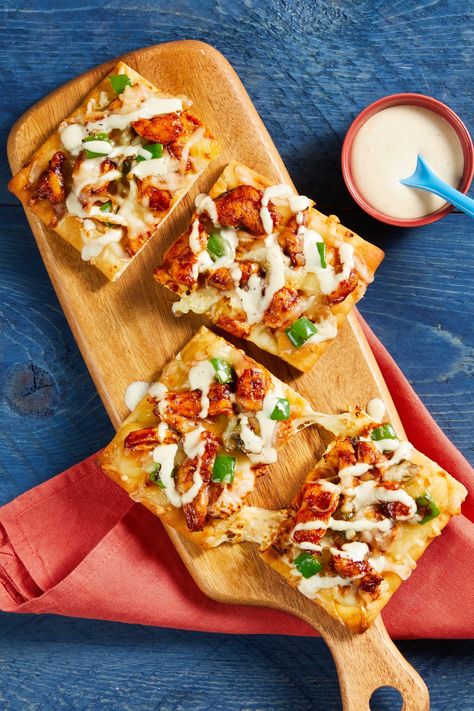 Easy chicken flatbread recipe with quick prep | More recipes on www.HelloFresh.com Hellofresh Meals, Veggie Quesadilla Recipes, Sweet Bbq Chicken, Veggie Quesadilla, Hellofresh Recipes, Chicken Flatbread, Party Bites, Bites Recipes, Quesadilla Recipe