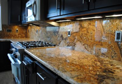 Quartz Vs Granite, Granite Countertops Colors, Granite Backsplash, How To Clean Granite, Marble Countertops Kitchen, Cheap Countertops, Sustainable Building Materials, Marble Kitchen, Granite Flooring