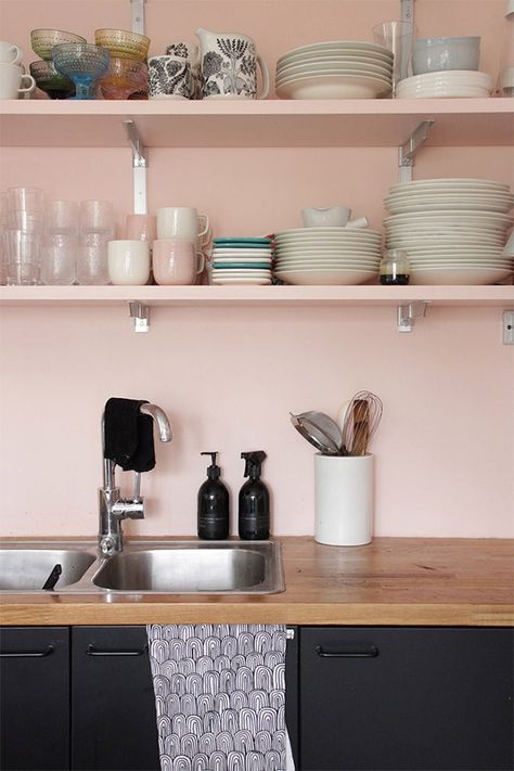 Pink kitchens. Pink Kitchen Walls, Kabinet Dapur, Pink Kitchen, Trendy Kitchen, Kitchen Remodel Idea, Pink Walls, Kitchen Colors, Kitchen Layout, Retro Kitchen