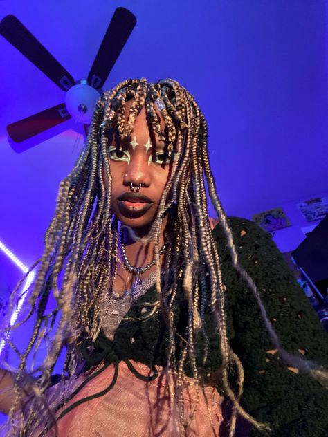 Alt Box Braids, Box Braids With Bangs, 2000 Punk, Braids With Bangs, College Hair, Bangs Color, Rock Box, College Hairstyles, Goth Boy