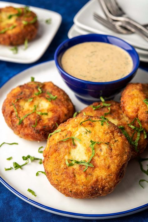 Potato Fish Cakes Trout Fish Cakes, Haddock Cakes, Potato Fish Cakes, Haddock Fish Cakes, Salmon Potato Cakes, Homemade Fish Cakes, Fishball Recipe, Cod Fish Cakes, Salmon Sauce