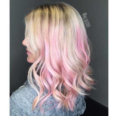 Hint of pink Pink Blonde, Pink Blonde Hair, Glamour Hair, Hair Idea, Fun Hair, Hair Color Pink, Different Hairstyles, Vintage Glamour, Big Heart