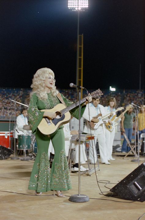 Dolly Parton performing at WBAP’s Country Gold 4th anniversary event Arlington Stadium in Arlington, Texas on August 26, 1974. Dolly Parton Costume, Led Zeppelin Concert, Dolly Parton Pictures, Consumer Culture, Disco Era, Horror Picture Show, Anniversary Event, Rocky Horror Picture, Gold Anniversary