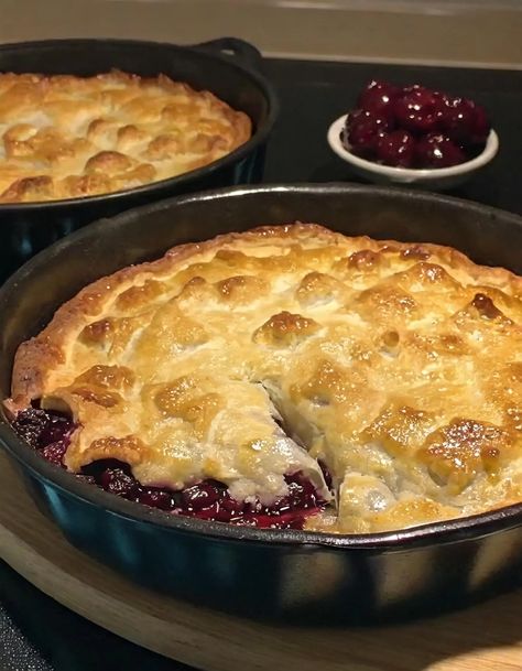 Iron Skillet Blackberry Cobbler Meat Lovers Pizza Casserole, Pizza Casserole Recipe, Blackberry Cobbler Recipe, Fried Recipes, Meat Lovers Pizza, Cobbler Topping, Blackberry Cobbler, Pizza Casserole, Simple Green Salad