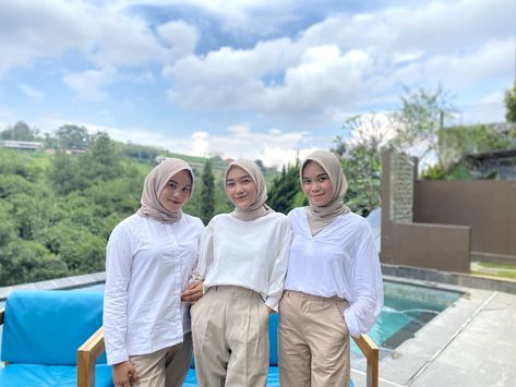 Outfit Cream Putih, Ootd Baju Cream Hijab, Ootd Celana Cream, Cream Outfit Hijab, Cream Hijab, Closing Party, Cream Pastel, Cream Outfit, Outfit Hijab Casual