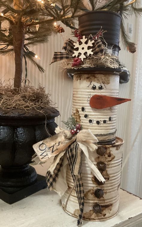 The Dashing Willow’s Sharing page | Rusty stacked tin can snowman inspired by another crafter Tin Can Snowman, Can Snowman, Rustic Christmas Crafts, Snowman Crafts Diy, Christmas Craft Show, Diy Christmas Wreath, Country Christmas Decorations, Diy Christmas Decorations Easy, Tin Cans