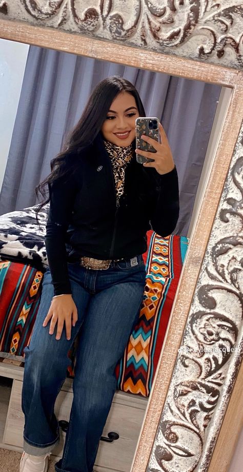 Fall Casual Western Outfits, Hey Dudes Outfit Women Winter, Pink Hey Dudes Outfit, Cold Jaripeo Outfits, Vacera Outfit, Winter Jaripeo Outfits, Vaquera Outfit Mexican Winter, Fall Vaquera Outfits, Rodeo Outfits For Women Winter