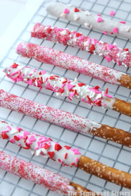 Valentine's Day White Chocolate Dipped Pretzel Rods Chocolate Dipped Pretzel Rods, Chocolate San Valentin, Dipped Pretzel Rods, Valentines Snacks, Chocolate Covered Pretzel Rods, Valentines Baking, Chocolate Dipped Pretzels, Snacks Easy, Pretzel Dip