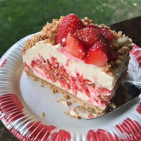 Strawberry Crunch Cheesecake, Cheesecake Ideas, Crunch Cheesecake, Strawberry Things, Strawberry Crunch, Valerie Bertinelli, Strawberry Topping, Creamy Cheesecake, Strawberry Milk