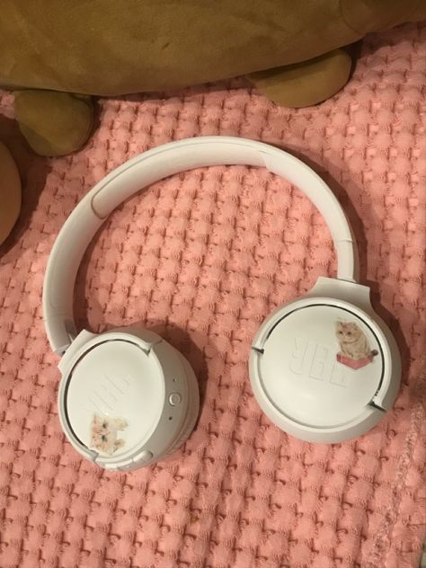 Jbl headphones white White Jbl Headphones Aesthetic, White Jbl Headphones, White Headphones Aesthetic, Jbl Headphones Aesthetic, Son Zeng, Headphone Aesthetic, Headphone Decoration, Headphones Aesthetic, Logitech Keyboard