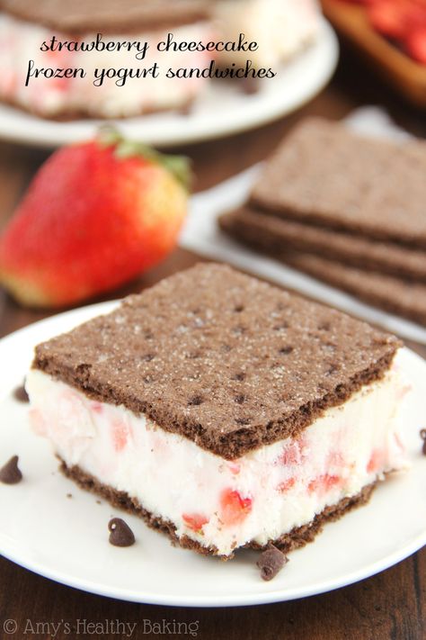 Skinny Strawberry Cheesecake Frozen Yogurt Sandwiches | Amy's Healthy Baking Healthy Homemade Ice Cream, Healthy Frozen Yogurt, Chocolate Graham Crackers, Cream Sandwich, Instant Pudding, Köstliche Desserts, Strawberry Cheesecake, No Bake Treats, Ice Cream Sandwich