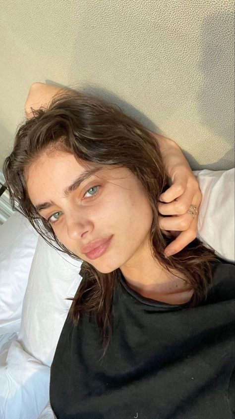 taylor hill Sherilyn Fenn, Camila Morrone, Taylor Marie Hill, Thick Eyebrows, Bare Face, Taylor Hill, Pretty Skin, Eyeliner Looks, Colleen Hoover