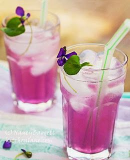 Got wild violets? Then it's easy to make this delish and gorgeous lemonade. How about for Mom on her special day? http://www.kitchenlane.com/2014/05/its-wild-violet-season-and-like-many.html Violet Lemonade, Springtime Recipes, Edible Flowers Recipes, Foraged Food, Vegan Travel, Wild Edibles, Tea Party Garden, Flower Food, Wild Food