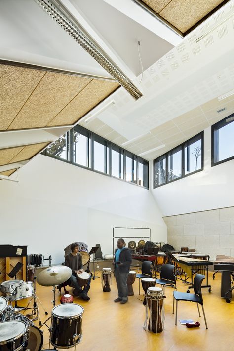 Gallery of Music Conservatory in Paris' 17th Arrondissement / Basalt Architects - 15 Music Room School, Event Halls, Music Conservatory, Classroom Architecture, Choir Room, Music Room Design, School Concept, Classroom Interior, Rehearsal Room