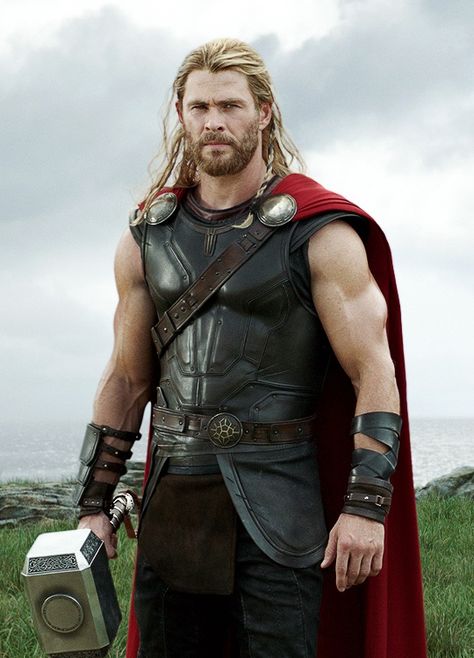 Chris Hemsworth in Thor Ragnarok. Marvel Man, Thor Wallpaper, Avengers Movie, Chris Hemsworth Thor, Crimson Peak, The Mighty Thor, Marvel Photo, Batman Begins, Marvel Thor