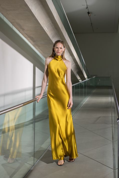 Yellow Dress Outfit, Mode Hippie, Most Beautiful Wedding Dresses, Resort 2020, Plain Dress, Satin Gown, Beautiful Wedding Dresses, Looks Style, Party Dresses For Women