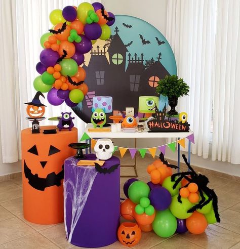 Mickey Halloween Decorations, Painel Halloween, Festa Hotel Transylvania, Hotel Transylvania Birthday, Castle Halloween, Mickey Halloween Party, Scary Halloween Decorations Outdoor, Halloween Themed Birthday Party, Fiesta Halloween