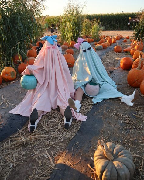 Girly Ghost Photoshoot, Pastel Ghost, Pastel Halloween, Ghost Costume, Cute Couple Halloween Costumes, Family Holiday Photos, Halloween Photoshoot, Couple Halloween, Couple Halloween Costumes