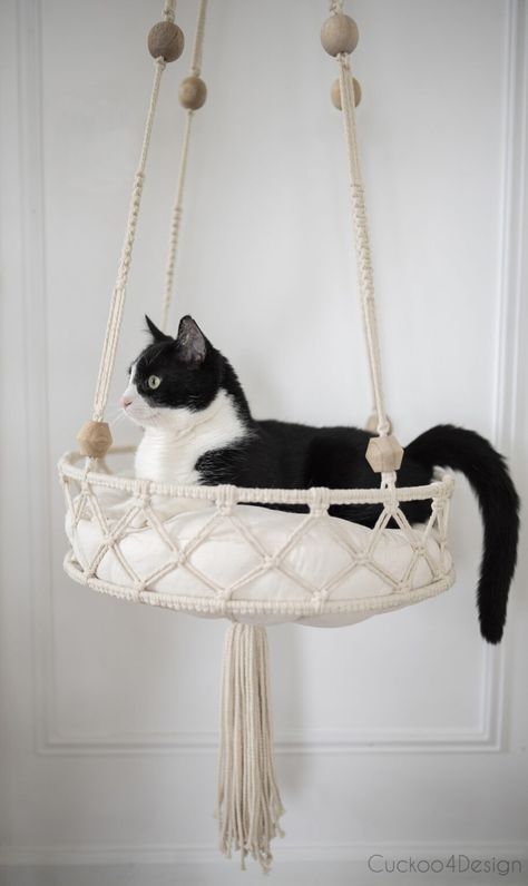 purrfectly cute DIY cat bed using macrame cord - #catDIYprojects #DIYcraftprojects #craftingideas #beginnermacrame #macramedecor #macramepatterns #macrameideas #macramepatternstutorial #easymacrame #bohodecor #handmade #cat-diy #craft-projects #diy-projects #macrame Hammock Diy, Macrame Bed, Diy Cat Hammock, Katt Diy, Macrame Cat Hammock, Diy Cat Bed, Kat Diy, Chat Diy, Free Macrame Patterns