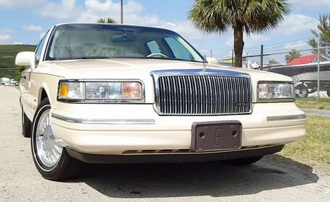 1997 Lincoln Town Car, Lincoln Motor Company, Lincoln Motor, Vinyl Roofing, Low Riders, Town Car, Lincoln Town Car, Lincoln Mercury, Gm Trucks