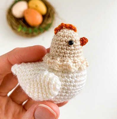 Amigurumi Chicken Free Pattern - Free Amigurumi Easy Crochet Chicken, Crocheted Chickens, Crochet Chicken Pattern, Crochet Hen, Micro Miniatures, Amigurumi Chicken, Amigurumi Eyes, Amigurumi Easy, Crochet Farm