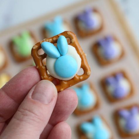 Easter Bunny Pretzel Treats - It's Always Autumn Bunny Pretzels, Easter Pretzel, Easy Easter Treats, Easter Foods, Pretzel Treats, Healthy Summer Desserts, Easter Snacks, Easter Sweets, Easter Decorations Christian Church