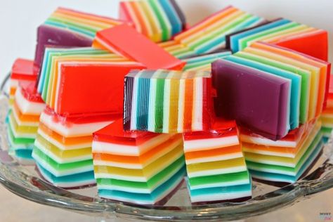 St. Patrick's Day Treat Ideas - Rainbow Jello Rainbow Jello Recipe, Finger Jello, Rainbow Jello, Layered Jello, Jello Desserts, Jello Recipes, Rainbow Food, Oreo Dessert, Baked Goodies