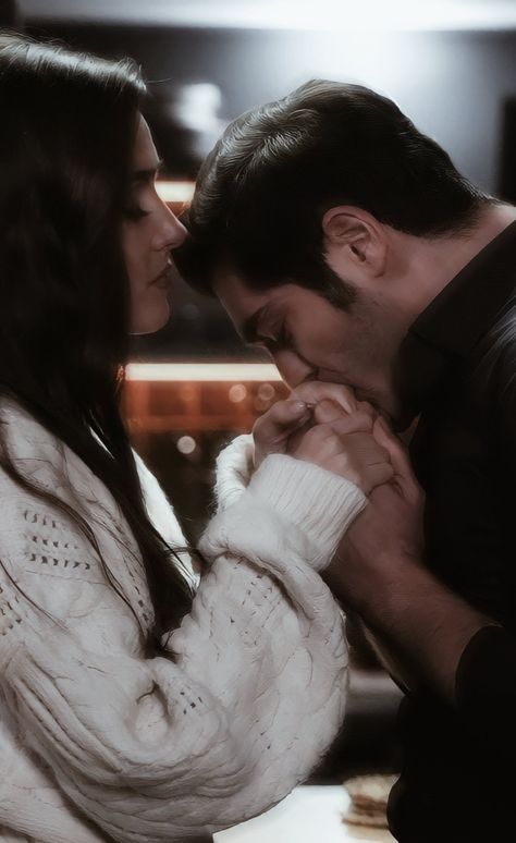 Turkish Series Couple, Couple Hugging Pictures, Hande Burak, Aesthetic Romantic Couple, Murat And Hayat Pics, Hayat Murat, Hayat And Murat, Cute Laptop Wallpaper, Hugging Couple