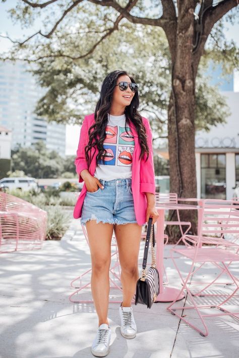 how-to-style-a-blazer Pink Blazer With Shorts Outfit, Styling A Pink Blazer, Pink Blazer And Shorts Outfit, Blazer Pink Look, Casual Pink Summer Blazer, Outfits Con Blazer Fucsia, Blazer Fucsia Outfit Casual, Houston Fashion, Pink Blazer